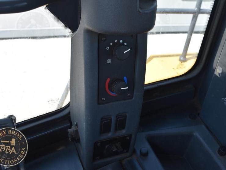 2019-deere-744kii-image-53