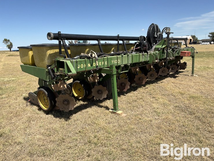 john-deere-7100-image-3