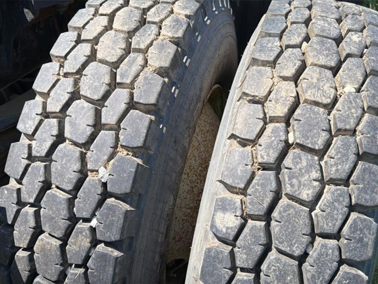 2001-gmc-t7500-image-24