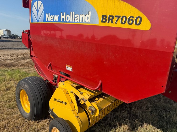 2014-new-holland-br7060-image-34