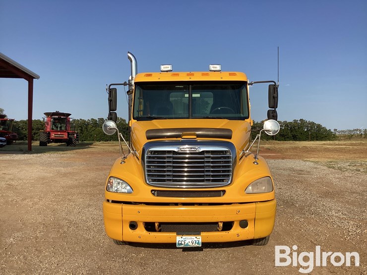 2007-freightliner-columbia-112-image-2