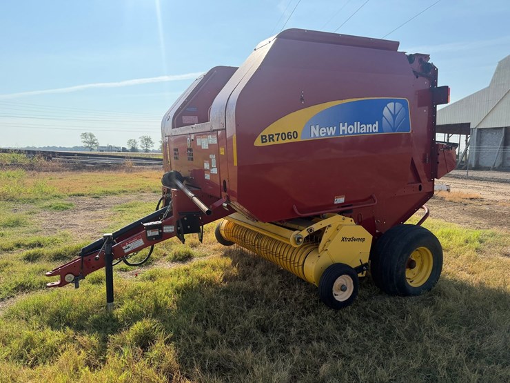 2014-new-holland-br7060-image-1