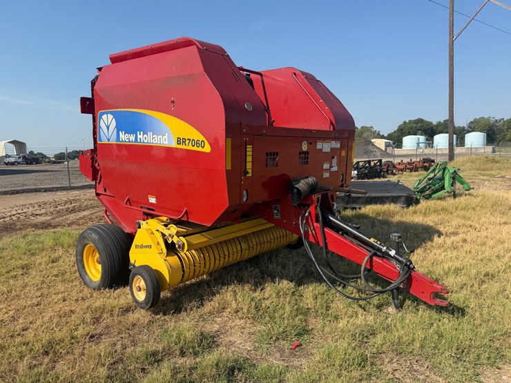2014-new-holland-br7060-image-2