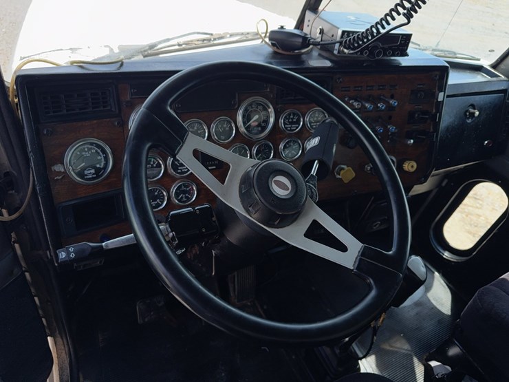 1996-peterbilt-357-image-91