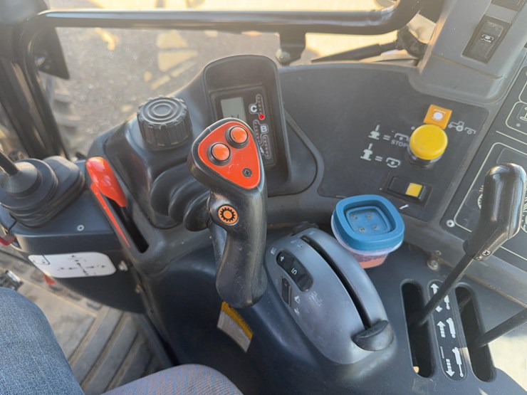 new-holland-tm125-image-22