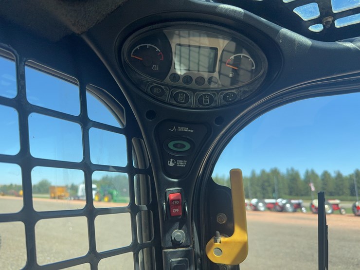 2011-bobcat-s750-image-17