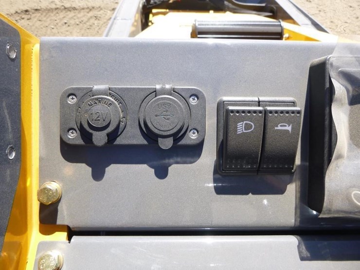 2026-derette-xc1100-skid-steer-track-loader-image-17