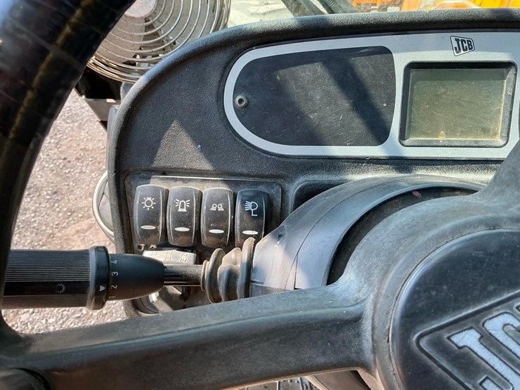 2012-jcb-550-image-23