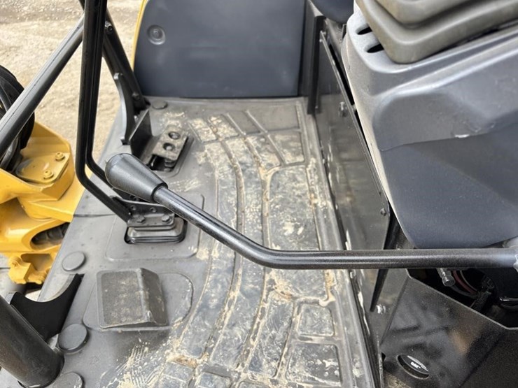 2015-caterpillar-303e-hydraulic-excavator-image-28