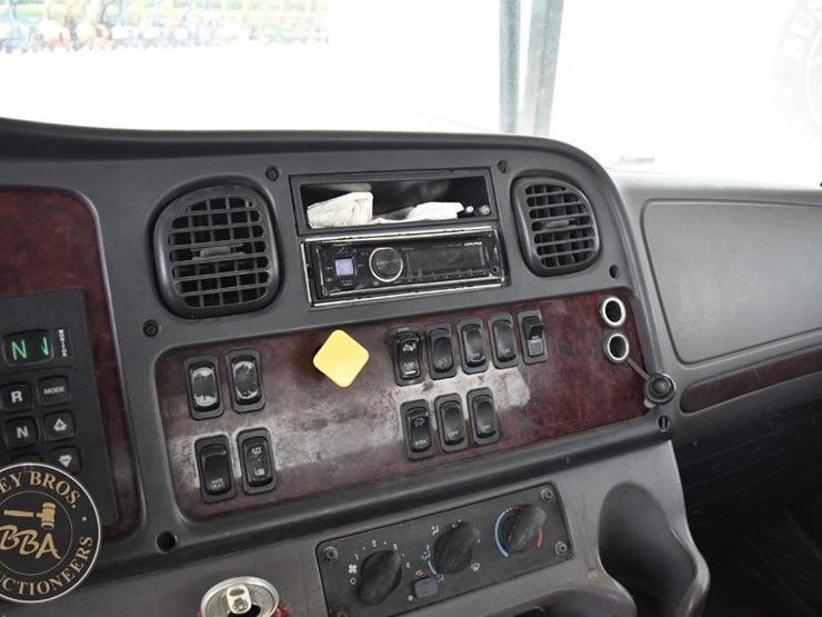 2015-freightliner-business-class-m2-106-image-44