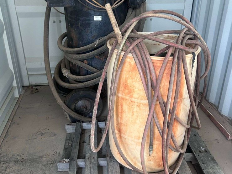 stocktown-tank-&-steel-industrial-sand-blaster-w/-assorted-hoses-image-1