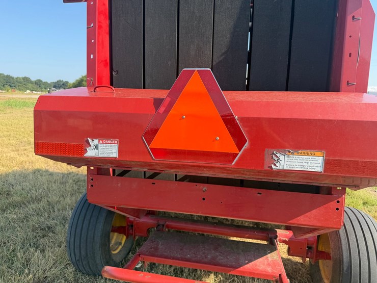 2014-new-holland-br7060-image-17
