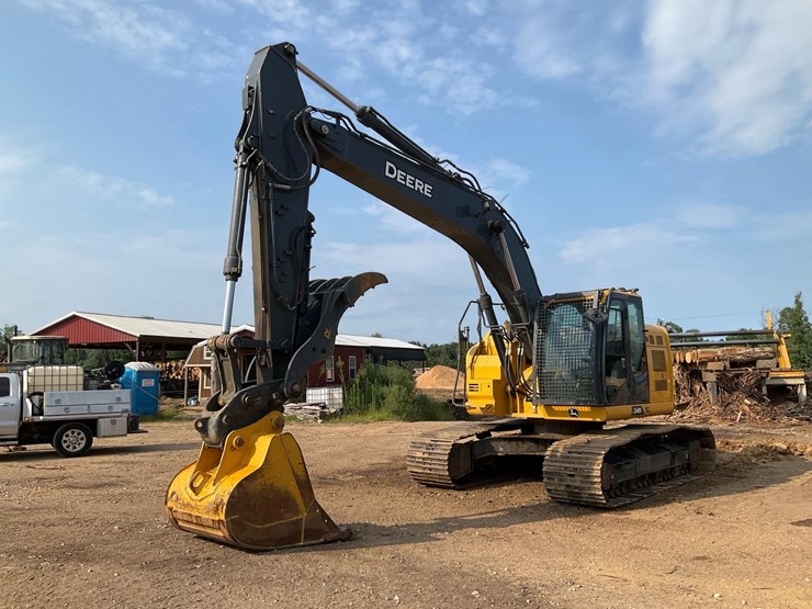 2023-john-deere-245-image-1