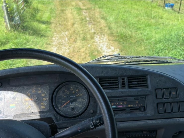2001-gmc-t7500-image-36