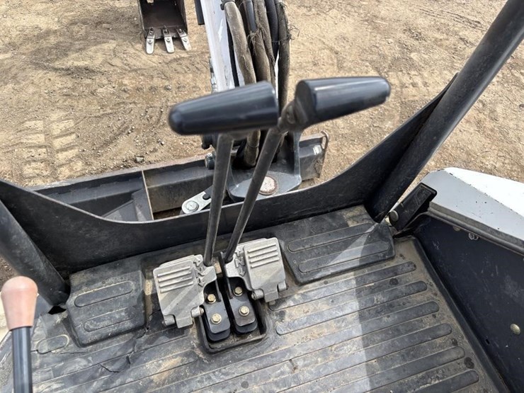 2013-bobcat-e26em-hydraulic-excavator-image-30