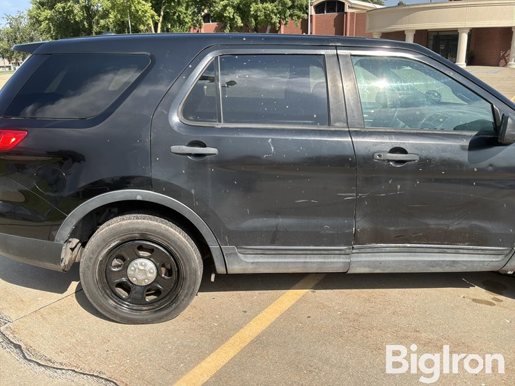 2015-ford-explorer-image-18