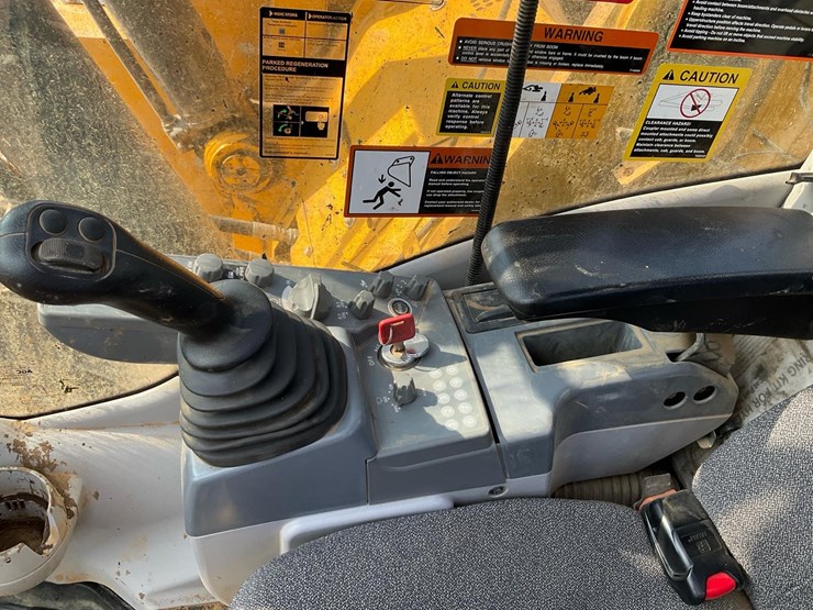 2023-john-deere-245-image-15