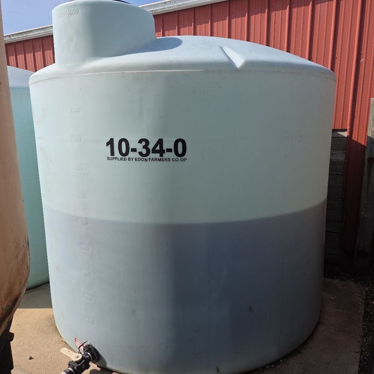2500 gallon poly flat bottom tank w/ 1200 +/- gallon of 10-34-0 in it
