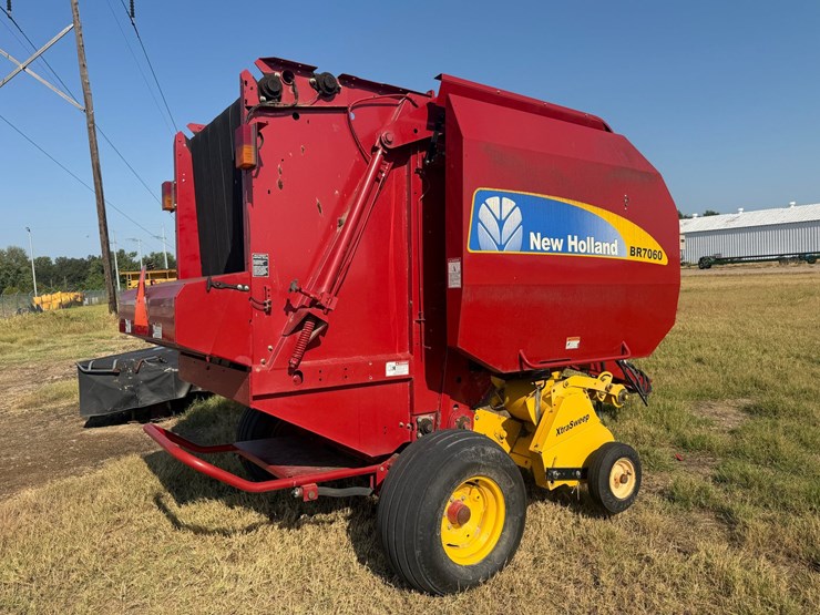 2014-new-holland-br7060-image-3