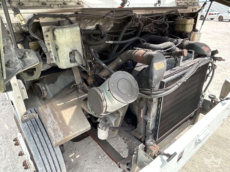 2000-freightliner-mt45-image-9
