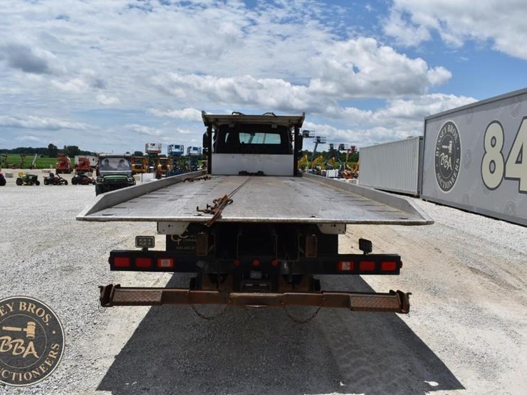 2015-freightliner-business-class-m2-106-image-5