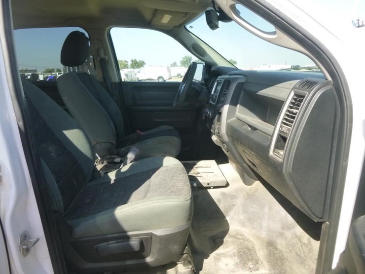 2016-dodge-1500-image-18