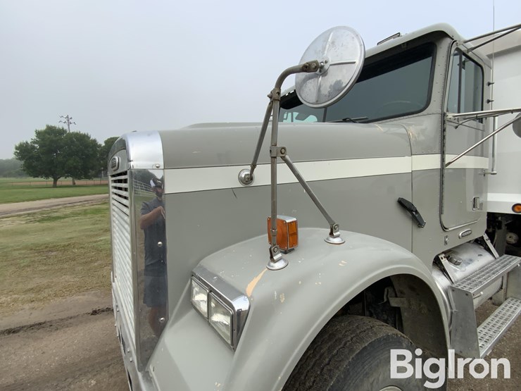 1997-freightliner-fld120-image-12