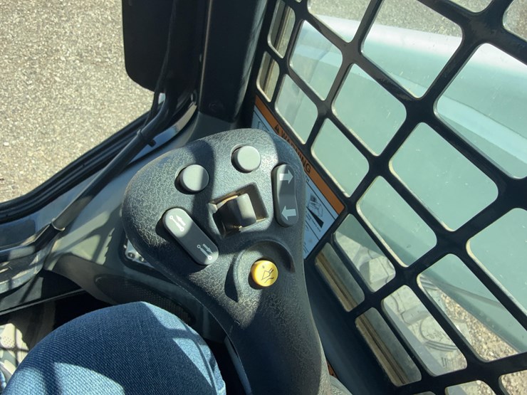 2011-bobcat-s750-image-20