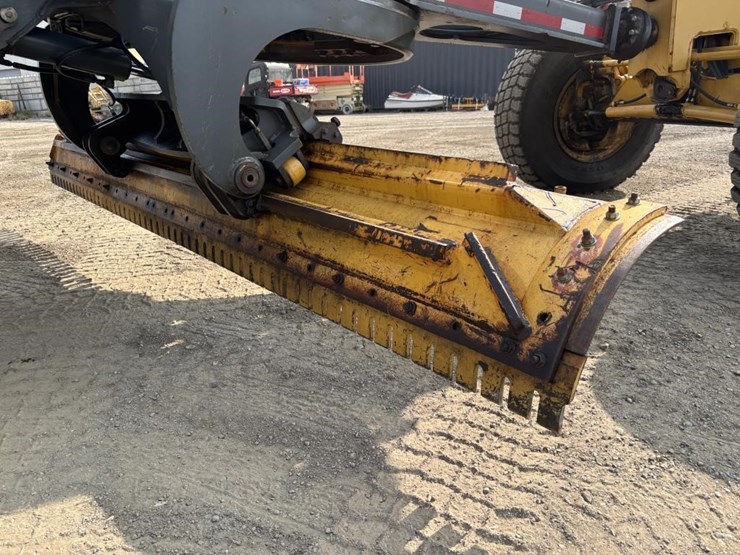 2009-deere-772g-image-28