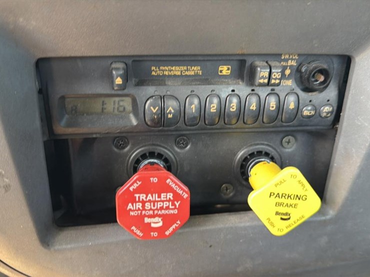 2001-gmc-t7500-image-33