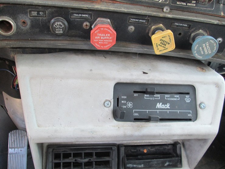 1993-mack-rd688s-image-43