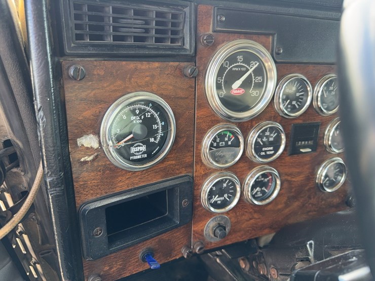 1996-peterbilt-357-image-94