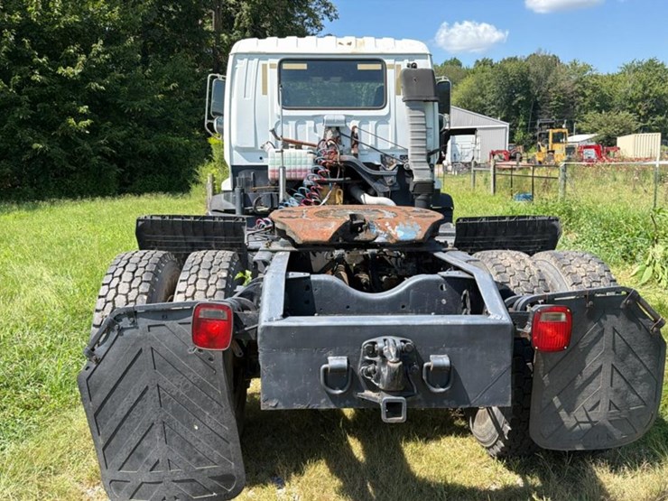 2001-gmc-t7500-image-4