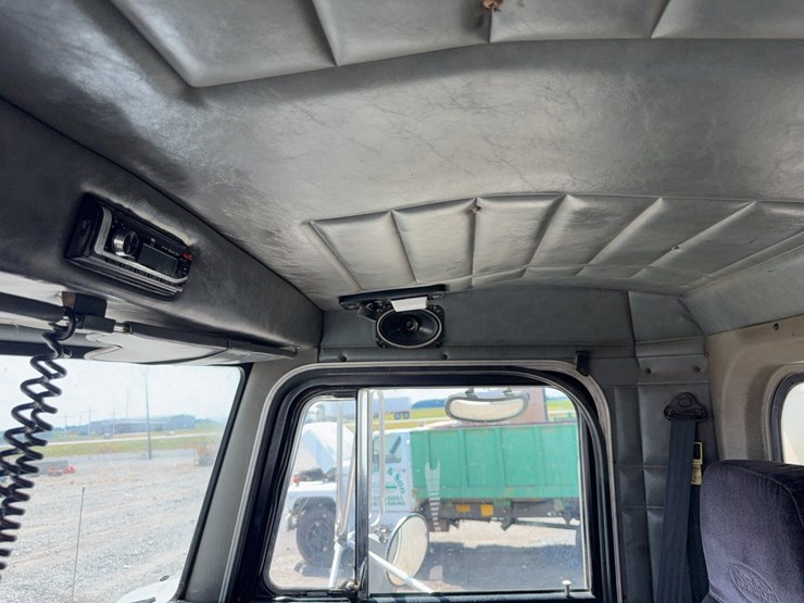 1996-peterbilt-357-image-89