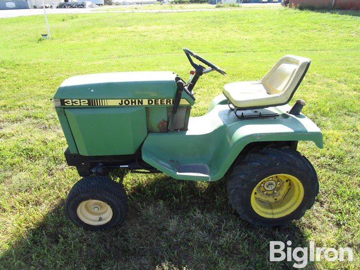 john-deere-332-image-4