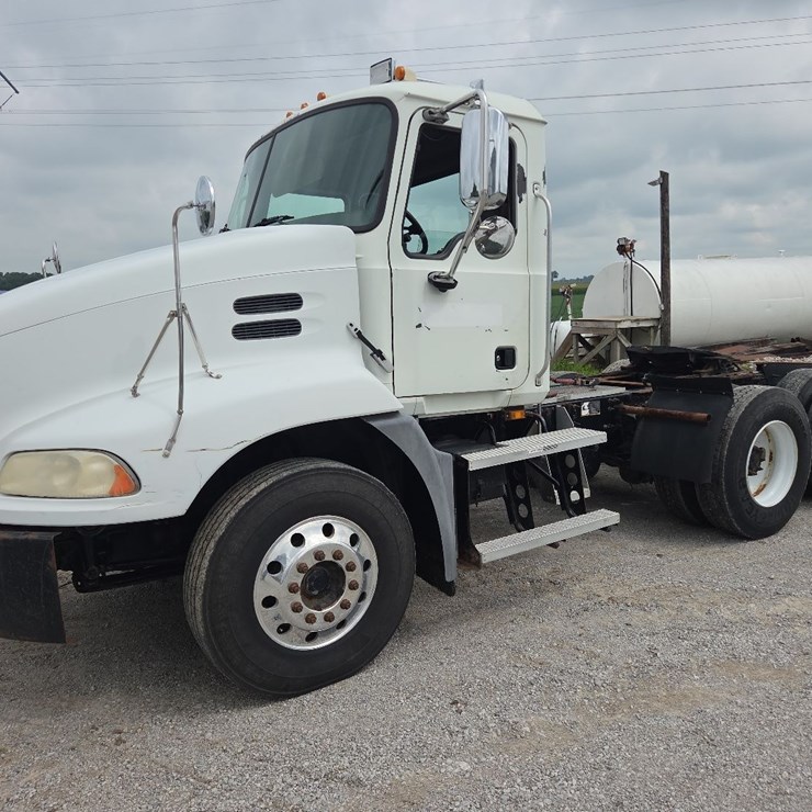 2006 Mack CXN613 day cab semi