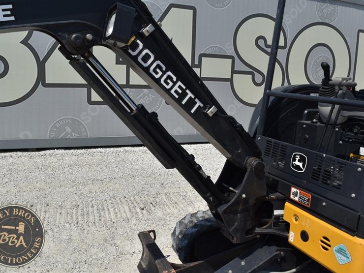 2020-deere-26g-image-30