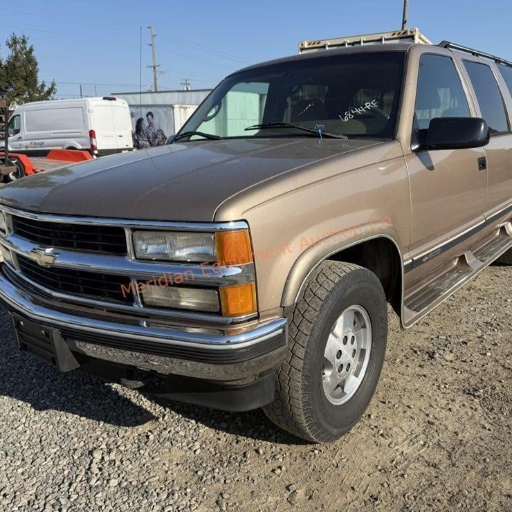 1995 CHEVROLET SUBURBAN 1500 LS