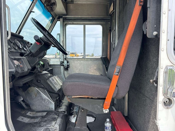 2000-freightliner-mt45-image-14
