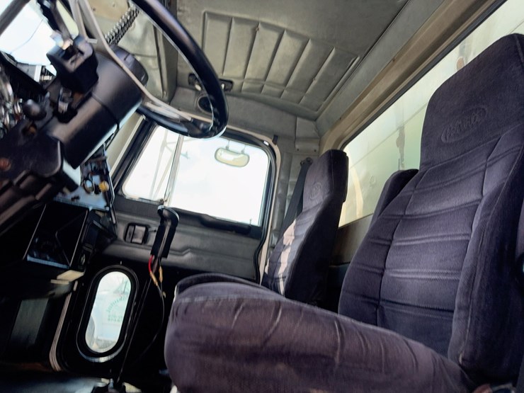 1996-peterbilt-357-image-83