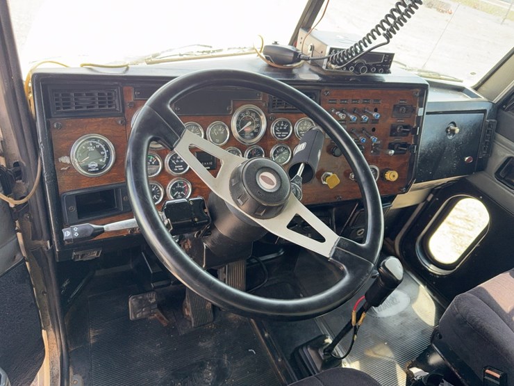 1996-peterbilt-357-image-92