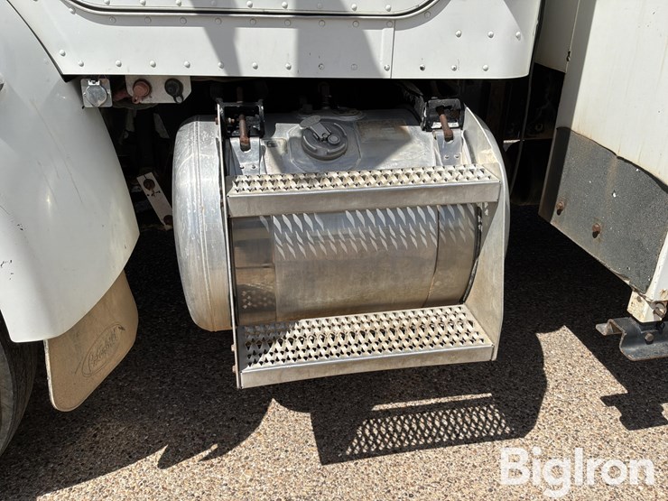2008-peterbilt-335-image-10