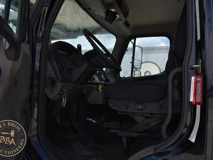 2015-freightliner-business-class-m2-106-image-33