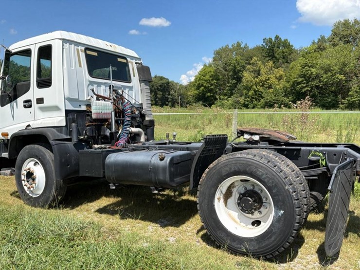 2001-gmc-t7500-image-3