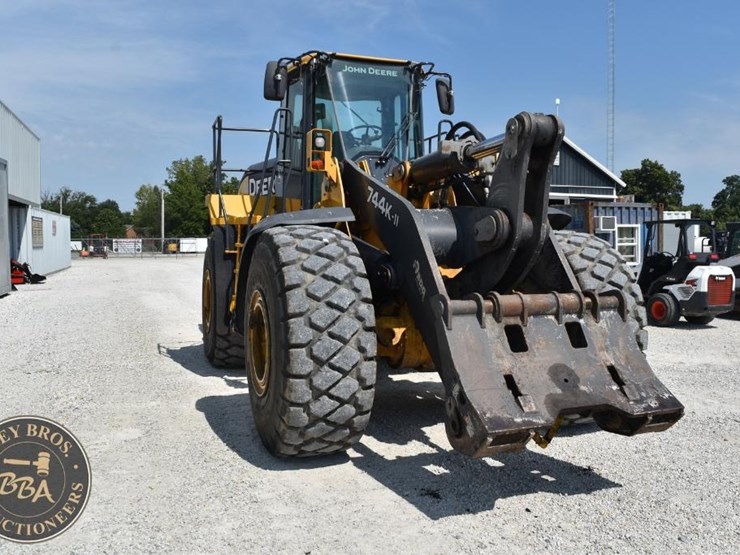 2019-deere-744kii-image-11
