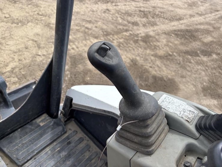 2013-bobcat-e26em-hydraulic-excavator-image-33