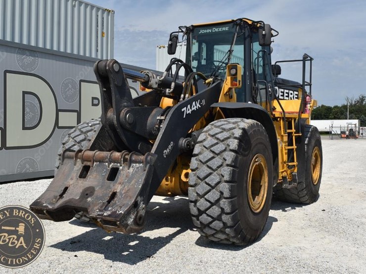 2019-deere-744kii-image-1