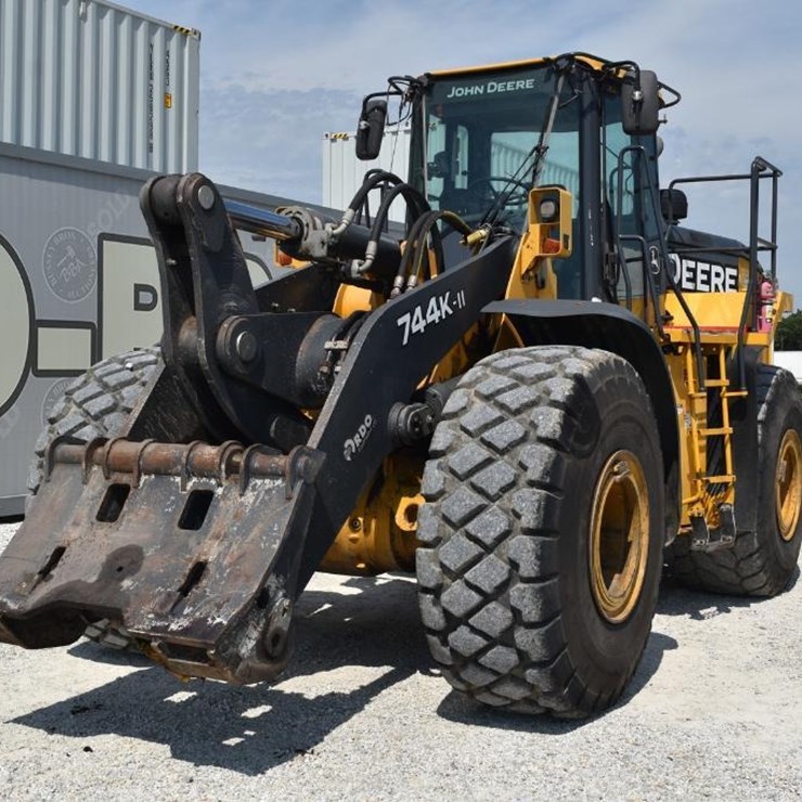 2019 DEERE 744KII
