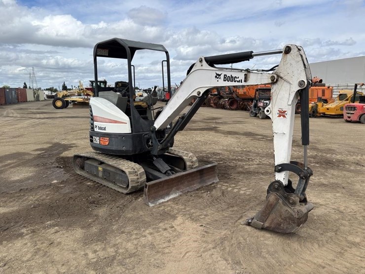 2013-bobcat-e26em-hydraulic-excavator-image-2