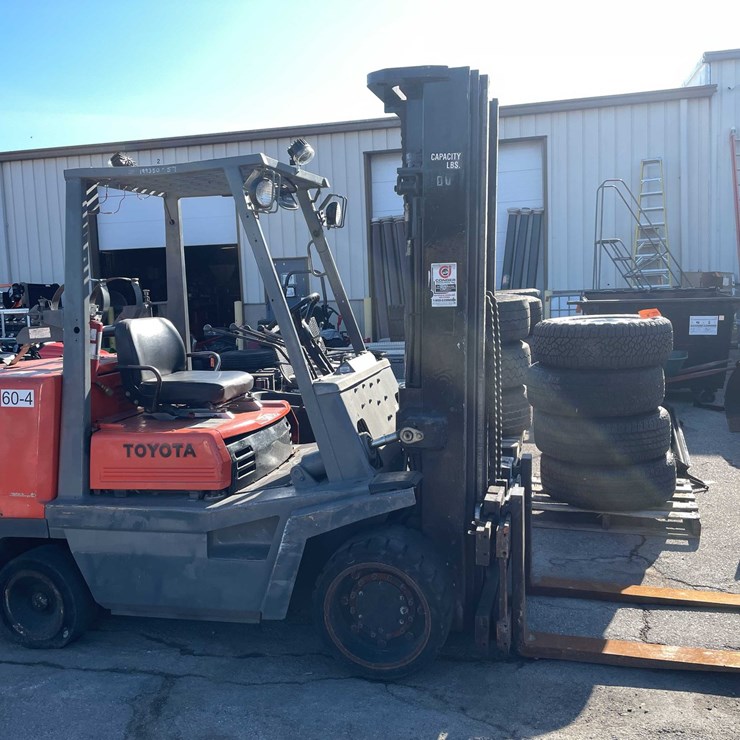 #1626 • Toyota 10,000lb lift Capacity Forklift (O3)